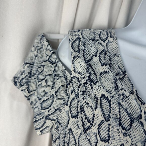 INC International Concepts Snake Print Cold Shoulder Top M V-Neck Short Sleeve - Picture 2 of 9